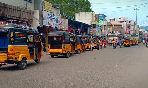 விதிகளை மீறி நிறுத்தப்படும் ஆட்டோக்களால் போக்குவரத்து நெரிசல்