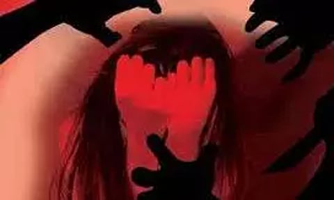 வீட்டில் தனியாக இருந்த 16 வயது சிறுமி கூட்டு பலாத்காரம்; கத்திமுனையில் மிரட்டி கொடூரம்