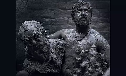 ஒரு கையில் பெரியார்... மற்றொரு கையில் பிள்ளையார் - வைரலாகும் 'வணங்கான்' பர்ஸ்ட்லுக் போஸ்டர்..!