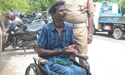 கலெக்டர் அலுவலகம் முன்பு தீக்குளிக்க முயன்ற மாற்றுத்திறனாளி