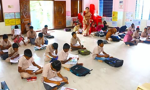 பள்ளிகளில் தண்ணீர் புகுந்ததால் மாணவ-மாணவிகள் அவதி