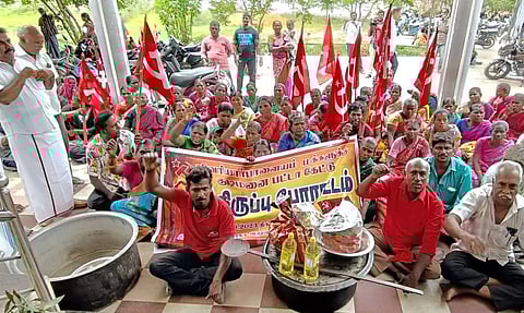 சமையல் பாத்திரங்களுடன் கிராம மக்கள் காத்திருப்பு போராட்டம்