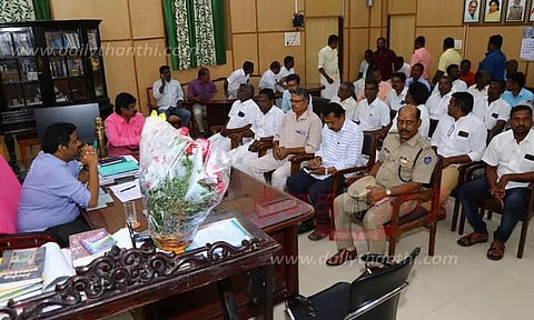 மீன்பிடி துறைமுகத்தை விரிவுப்படுத்தக்கோரி கலெக்டரிடம் முறையிட்ட மீனவர்கள்