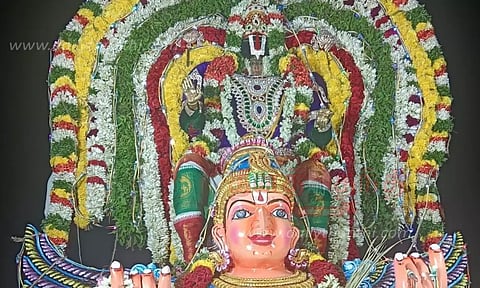 கருட வாகனத்தில் பெருமாள் வீதி உலா