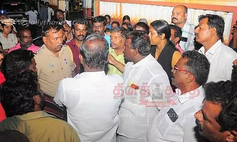 வடசேரி போலீஸ் நிலையத்தை முற்றுகையிட்ட பொதுமக்கள்