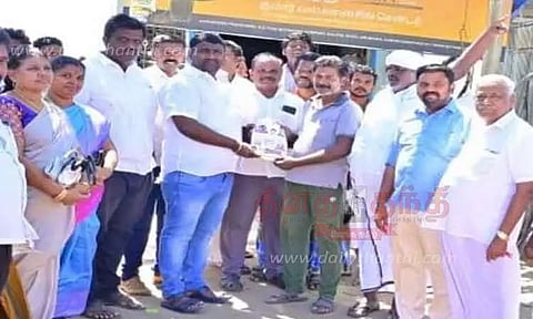 தி.மு.க. அரசின் சாதனை விளக்க துண்டு பிரசுரம் வினியோகம்