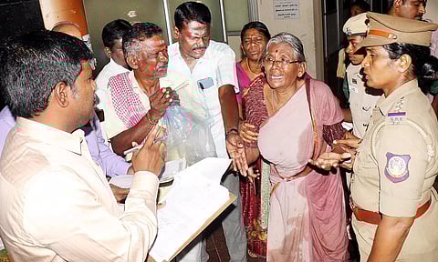 பணத்தை மீட்டு தரக்கோரி தீக்குளிக்க முயன்ற மூதாட்டி