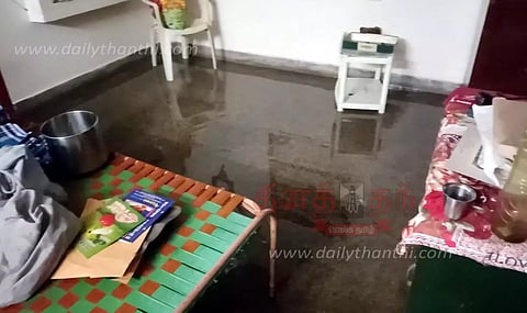 ஈரோட்டில் சூறைக்காற்றுடன் பலத்த மழை:வீடுகளுக்குள் தண்ணீர் புகுந்ததுசாலைகளில் ஆறுபோல் வெள்ளம் ஓடியது