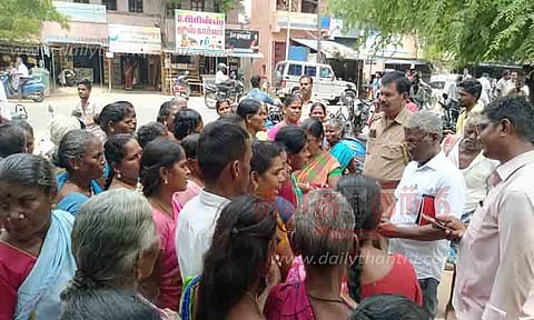 தாலுகா அலுவலகத்தை முற்றுகையிட்ட பெண்கள்