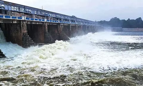 கொசஸ்தலை ஆற்று கரையோர மக்களுக்கு வெள்ள எச்சரிக்கை: பூண்டி ஏரியில் இருந்து 1,000 கன அடி உபரிநீர் திறப்பு - நீர்வளத்துறை அதிகாரிகள் நடவடிக்கை