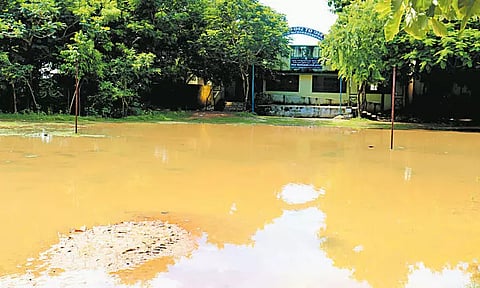 பூனிமாங்காடு ஊராட்சியில் பள்ளி வளாகத்தில் சூழ்ந்த மழைநீரால் மாணவர்கள் அவதி