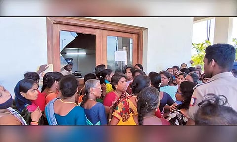 மகளிர் உரிமைத் தொகைக்கு மேல்முறையீடு செய்ய மணலி மண்டல அலுவலகத்தில் பெண்கள் குவிந்ததால் தள்ளுமுள்ளு