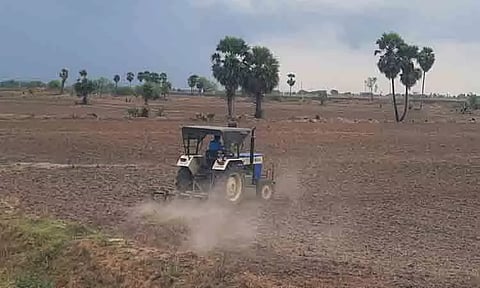 நிலங்களை உழவு செய்யும் பணியில் விவசாயிகள் ஆர்வம்