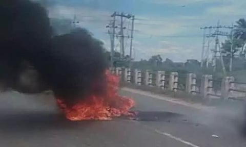 பள்ளத்தில் விழுந்து தீப்பிடித்து எரிந்த ஸ்கூட்டர்