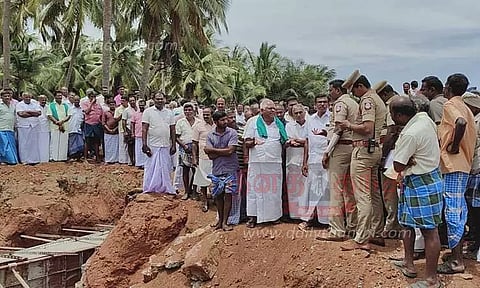 பி.ஏ.பி. கால்வாயில் அனுமதியின்றி குழாய்கள் பதிப்பு