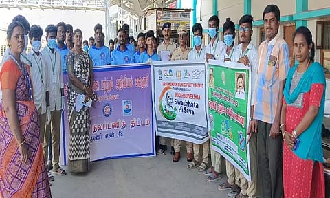 திருச்செந்தூர் ஆதித்தனார் கல்லூரி சார்பில்ரெயில் நிலையத்தில் பிளாஸ்டிக் ஒழிப்பு விழிப்புணர்வு நிகழ்ச்சி