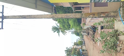 சேதமடைந்த மின்கம்பத்தை மாற்ற வேண்டும்