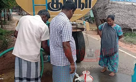 பொதுமக்களுக்கு லாரிகள் மூலம் குடிநீர் வினியோகம்