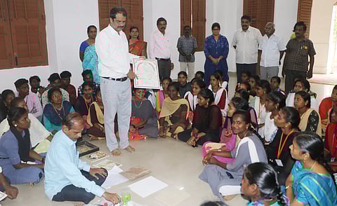 மாணவ-மாணவிகளுக்கு ஓவியப்பயிற்சி