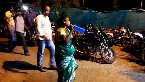 கோவில் கட்டும் பணியில் இருதரப்பு தகராறு:போலீஸ் நிலையம் முன்பு பெண் தீக்குளிக்க முயற்சிதாரமங்கலத்தில் பரபரப்பு