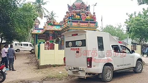 சித்து மாரியம்மன் கோவிலில் திரைச்சீலை தீப்பிடித்து எரிந்தது