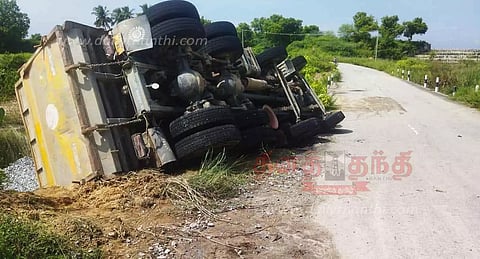 ஜல்லி ஏற்றிவந்த லாரி கவிழ்ந்து விபத்து