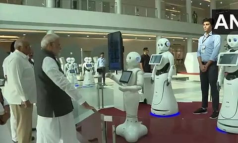 குஜராத்: ரோபோ கண்காட்சியை பார்வையிட்டார் பிரதமர் மோடி