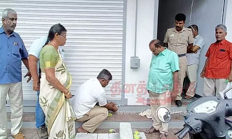 பொள்ளாச்சி நகரில் விதிகளை மீறி கட்டப்பட்ட கட்டிடங்களுக்கு 'சீல்' -நகராட்சி அதிகாரிகள் நடவடிக்கை