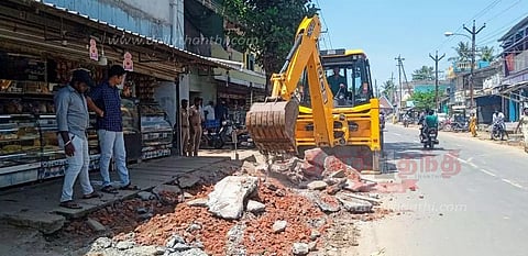 நாகை-திருவாரூர் தேசிய நெடுஞ்சாலையில் ஆக்கிரமிப்புகள் அகற்றம்