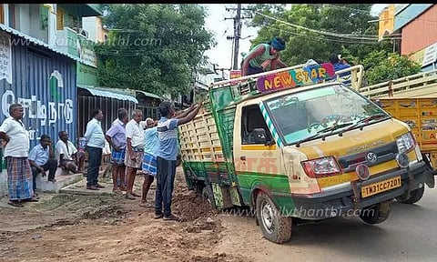 பள்ளத்தில் சிக்கிய சரக்கு வாகனம்