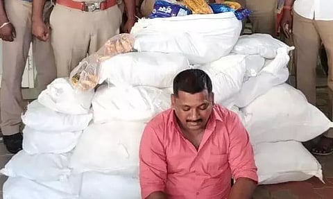 கடலூர் அருகே வேனில் கடத்திய ரூ.1 லட்சம் புகையிலை பொருட்கள் பறிமுதல்; வியாபாரி கைது