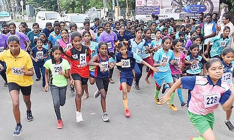 நெய்தல் புத்தக திருவிழாவையொட்டி கடலூரில், மினி மாரத்தான் போட்டி; கலெக்டர் அருண்தம்புராஜ் தொடங்கி வைத்தார்