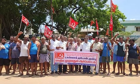 தீபாவளி போனஸ் வழங்க கோரி டாஸ்மாக் குடோன் முன்பு தொழிலாளர்கள் ஆர்ப்பாட்டம்