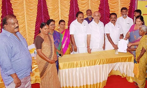 பொதுமக்களிடம் மனுக்களை வாங்கிய எம்.பி.