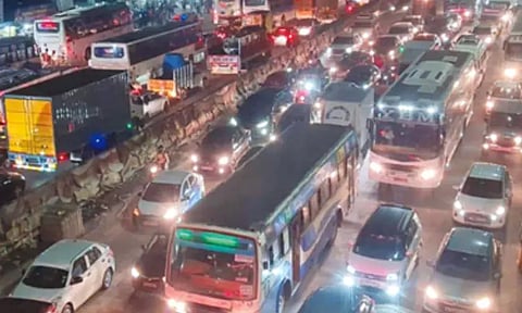 சொந்த ஊர் செல்ல குவிந்த பயணிகள்: சென்னை பெருங்களத்தூரில் போக்குவரத்து நெரிசல்