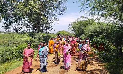 சேதமடைந்த சாலையில் நாற்று நடும் போராட்டம்