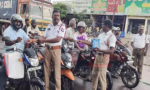 ஹெல்மெட் அணிந்து வந்தவர்களுக்கு இனிப்பு வழங்கிய போலீசார்