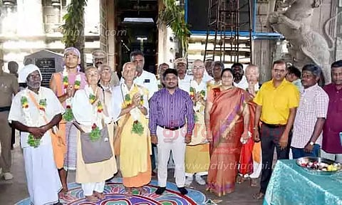 வெளிநாட்டு பயணிகளை மாலை அணிவித்து வரவேற்ற கலெக்டர்