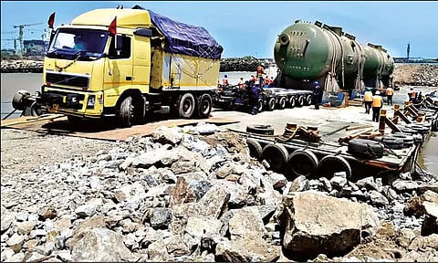 கூடங்குளம் கடலில் தரைதட்டிய மிதவை கப்பலில் இருந்து 2 ஜெனரேட்டர்கள் மீட்பு