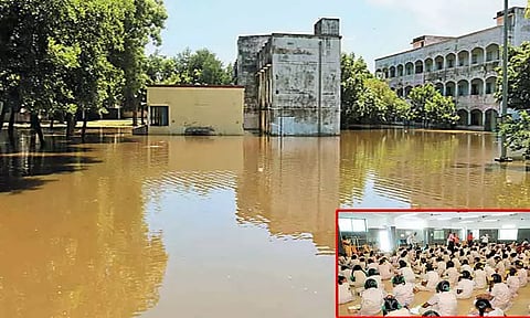 தொடர் மழையால் பள்ளியில் குளம்போல தேங்கிய மழைநீர்; திருமண மண்டபத்தில் வைத்து தேர்வு எழுதிய மாணவர்கள்