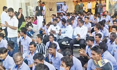 பல்லாவரத்தில் வணிக வளாகத்துக்கு 'சீல்' வைக்க வந்த அதிகாரிகள்; ஊழியர்கள் தடுத்ததால் பரபரப்பு