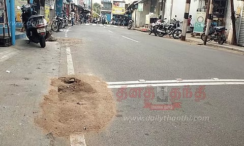 கோட்டூரில் சாலையோர பள்ளத்தை மண்ணை கொட்டி மூடிய அதிகாரிகள்-தார் போட்டு மூட சமூக ஆர்வலர்கள் கோரிக்கை