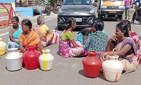 விளாத்திகுளம் அருகே காலிக்குடங்களுடன் பெண்கள் சாலை மறியல்