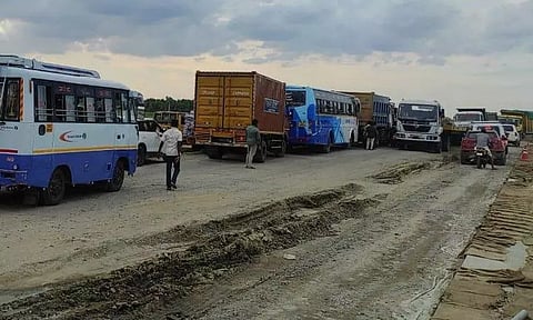 4 வழிச்சாலை அமைக்கும் பணி: போக்குவரத்து நெரிசலால் வாகன ஓட்டிகள் அவதி