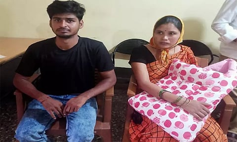 காதல் கலப்பு திருமணம் செய்த தம்பதியை ஏற்க கிராமத்தினர் மறுப்பு நீதி கேட்டு தாலுகா அலுவலகத்தில் தஞ்சம்