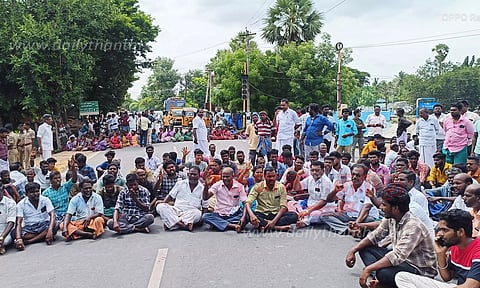 மின்சாரம் தாக்கி ஊழியர் சாவு:இழப்பீடு கேட்டு தொழிற்சங்கத்தினர், உறவினர்கள் சாலை மறியல்