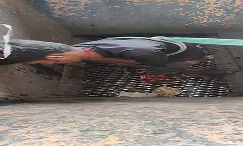 பிளாஸ்டிக் அரவை எந்திரத்தில் சிக்கி தொழிலாளியின் கால்கள், கை நசுங்கியது