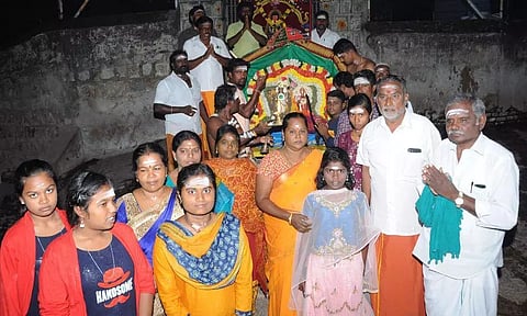 அபிராமி அம்மனை பல்லக்கில் சுமந்தபடி பக்தர்கள் கிரிவலம்