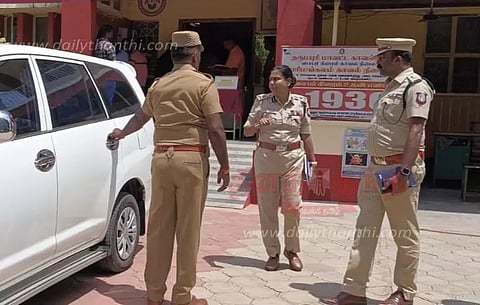 காரிமங்கலம் அருகே துணிகரம்:காரை வழிமறித்து 5 கிலோ தங்க நகைகள் கொள்ளைமர்ம நபர்களுக்கு போலீசார் வலைவீச்சு