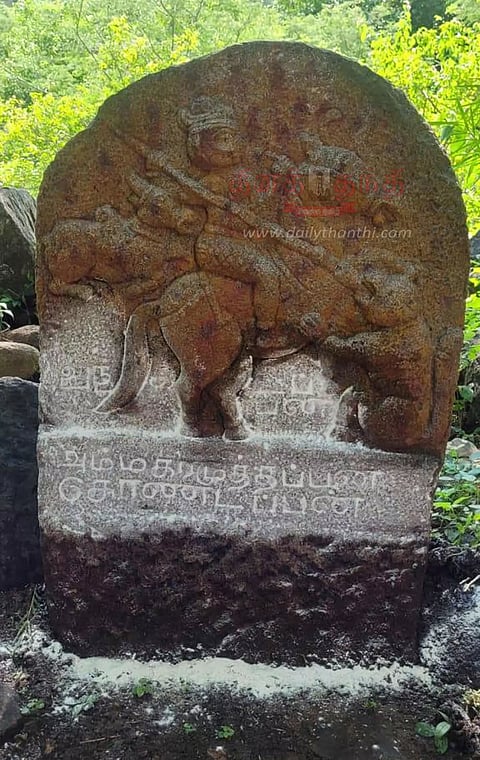 புலியுடன் போரிட்டு வீரமரணம் அடைந்த வீரனுக்கு அமைக்கப்பட்ட நடுகல்